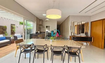 Casa térrea com 3 suítes localizada no condomínio Damha.