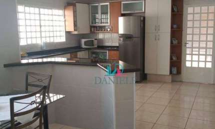 Casa térrea com 2 dormitórios localizada no bairro Jardim do Bosque.