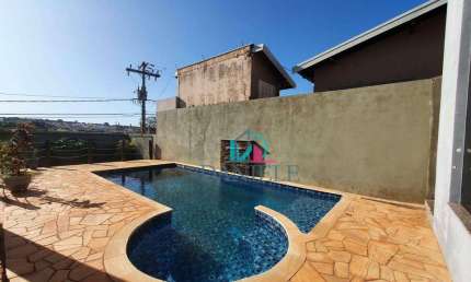Casa térrea com 4 dormitórios localizada no bairro Santa Rita de Cássia.