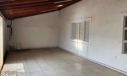 Casa térrea com 2 dormitórios localizada no bairro Vale do Sol.