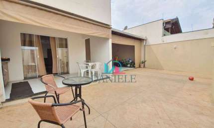 Casa com 3 dormitórios localizada no bairro Cambuy.