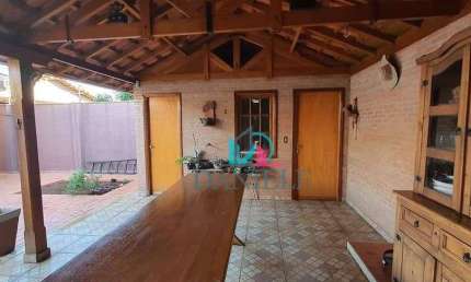 Casa térrea com 3 dormitórios suítes localizada no bairro Vila Biagioni.