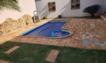 Casa térrea com 3 dormitórios localizada no  bairro Jardim das Estações.