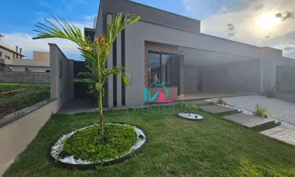Casa térrea com 3 suítes localizada no condomínio Portal das Tipuanas.
