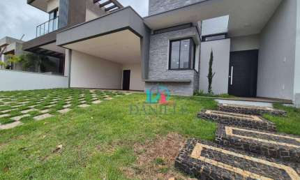 Casa térrea com 3 suítes localizada no condomínio Village Damha III.