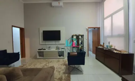 Casa térrea com 3 dormitórios localizada no condomínio Village Damha III.