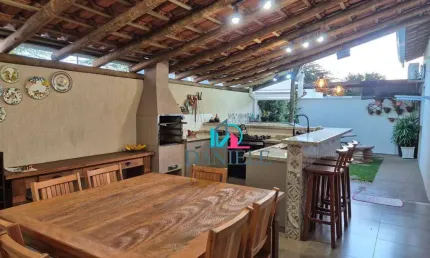 Casa térrea com 3 dormitórios localizada no condomínio Alvorada.