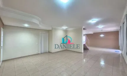 Sobrado duplo com 3 suítes localizado no condomínio Gran Village.