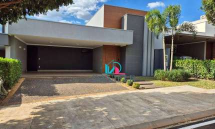 Casa térrea com 3 suítes localizada no condomínio Quinta das Tipuanas.
