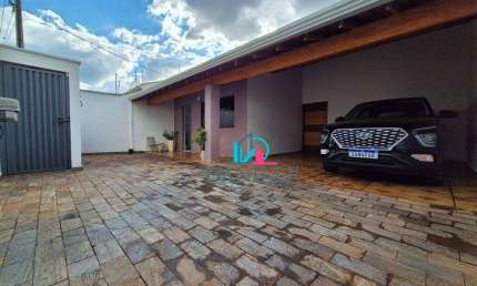 Casa térrea com 3 dormitórios localizada no Jardim da Flores.