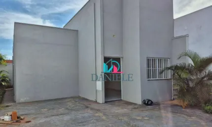 Casa térrea com 2 dormitórios localizada no Jardim Maria Luiza IV.