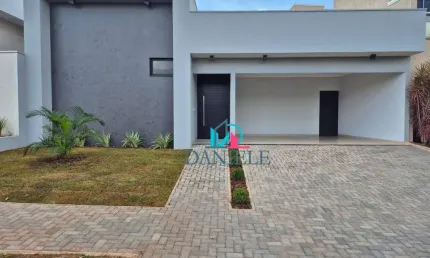 Casa térrea com 3 suítes localizada no condomínio Village Damha I.