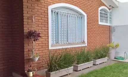 Casa térrea com 2 dormitórios localizada na vila xavier.