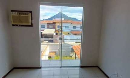 Sobrado com 2 dormitórios e banheiro, lavabo, garagem coberta, pátio, Barra do Aririú Palhoça.