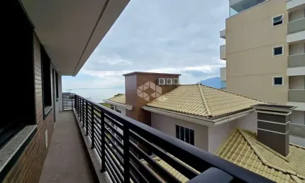 Apartamento com 2 dormitorios churrasqueira e sacada em Praia de Fora Palhoça