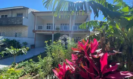 Casa 03 dormitorios/quartos com terreno de 600m² á 250m da paria