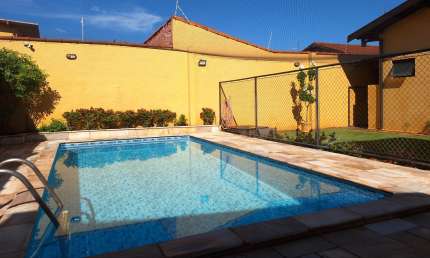 Casa com piscina a 600m do Hospital de Amor - Barretos
