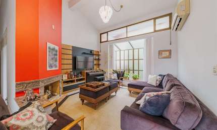 Casa plana no Saguaçu, com terreno grande e linda vista.