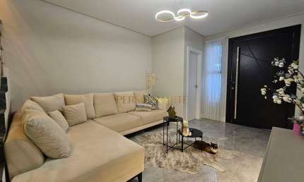 Sobrado triplex, com 3 dormitórios e quintal na cobertura