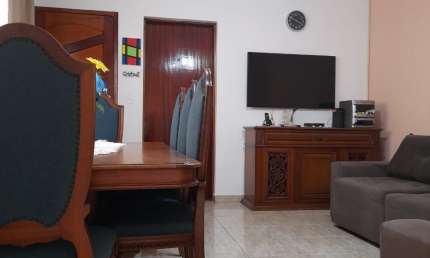 Duas casas com garagem, independente, totalmente separadas