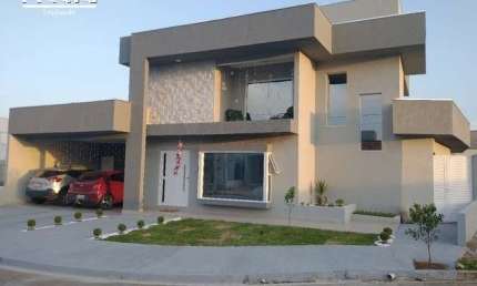 Casa térrea com mezanino. Três quartos amplos com Suite master