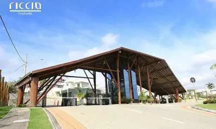 Terreno em condomínio no bairro do  Urbanova com 450 m2 em aclive