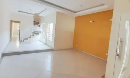 Sobrado com três pavimentos medindo 210m² - Parque Industrial.