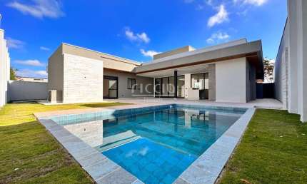 Casa à venda (Térrea)  4 SUÌTES, Piscina, 300 m² Útil e 600 m² de terreno no Condomínio Colinas do Paratehy Norte