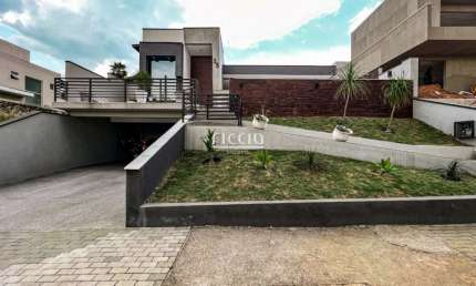 Sobrado no Condomínio Residencial Jaguary, com 3 suítes