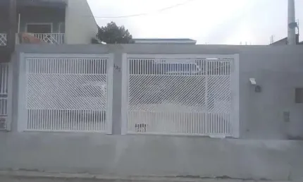 Edícula assobradada com sacada frontal no Vista Verde