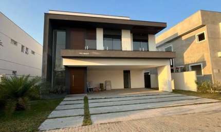 Casa no Alphaville 1 - Urbanova, com 548 m² de terreno e 450 m² de área construída, incluindo piscina