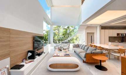 Casa a venda no condomínio Alphaville 2 no Urbanova com 906m2 área terreno, 416m2 área de construção, 3 suites, 5 vagas de garagem