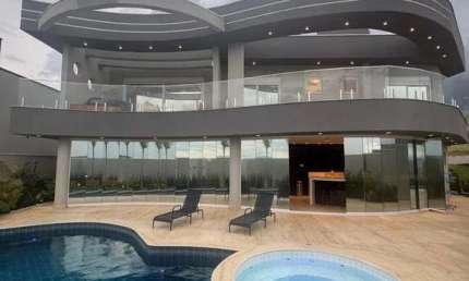 Belíssima casa moderna a venda localizada no RESIDENCIAL ECOPARK BOURBON, conta com 4 suítes!