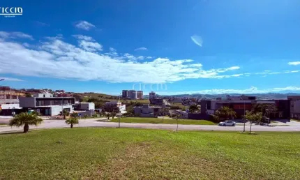 Terreno à venda de esquina no condominio alphaville 1 com 523 m² em aclive - próximo da praça!