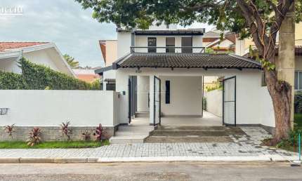 Sobrado à venda 4 Dormitórios 1 Suíte no Condominio Colinas -  REFORMADO - Aceita permuta