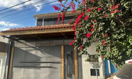 Casa à venda em Jardim Santa Júlia  com 2 dormitórios, sendo 1 suíte - ponto comercial.