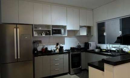 Casa moderna, espaçosa e bem localizada, ideal para quem busca conforto, versatilidade e tranquilidade!