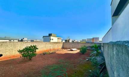 Terreno de esquina com 273m² está localizado no condomínio Reserva Rudá,