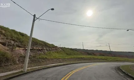 Terreno à venda no Recanto da Baronesa em SJC com 746m²