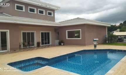 Casa terrea a venda no Condominio Terras de Santa Helena, conta com 3 suítes, sendo 1 delas máster com closet.