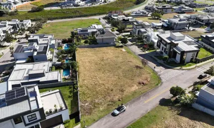 Terreno de esquina no condomínio colinas do paratehy sul com 738m²