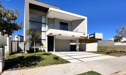 Excelente Sobrado Pronto para Morar com planejados e mobilia Frente p/ Praça do Condomínio Alphaville 2, 4 SUÍTES, 430 m² de A.C e 530 m² de Terreno