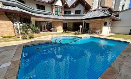 Excelente sobrado no Condomínio Colinas, terreno de 748m2 e área útil de 454m2 - Área gourmet com ampla piscina