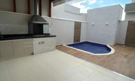 Casa em condomínio à venda em Indaiatuba-SP, bairro Jardim Residencial Dona Lucilla. 3 quartos, 3 suítes, 2 salas, 5 banheiros, 3 vagas de garagem, 190m².