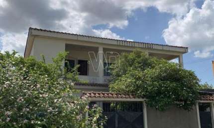 Casa com ótima localização e espaço disponível para venda!