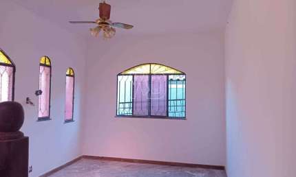 Alugo casa com 3 quartos (1 suíte) - Centro de Itaboraí