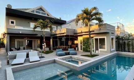 Casa Duplex com 4 Suítes no condomínio Alphaville na Barra da Tijuca