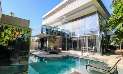 Casa triplex de esquina com subsolo, condomínio Alphaville