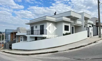 Casa de Esquina com 3 Quartos, Suíte e Quintal - 104m² Construídos por  R$749.999.90