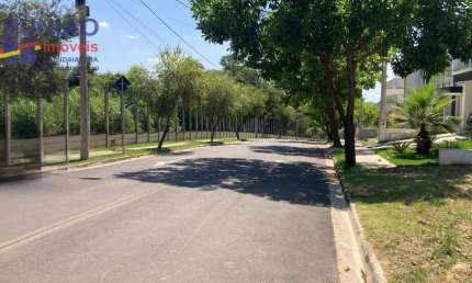 Lindo terreno em condomínio fechado de alto padrão.